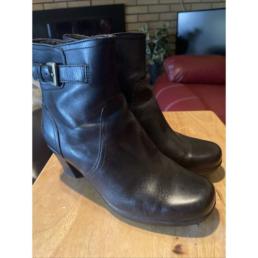 Clarks Artisan Ankle Boots Black Leather Boots Round Toe Zip Block Heel Size 8.5
